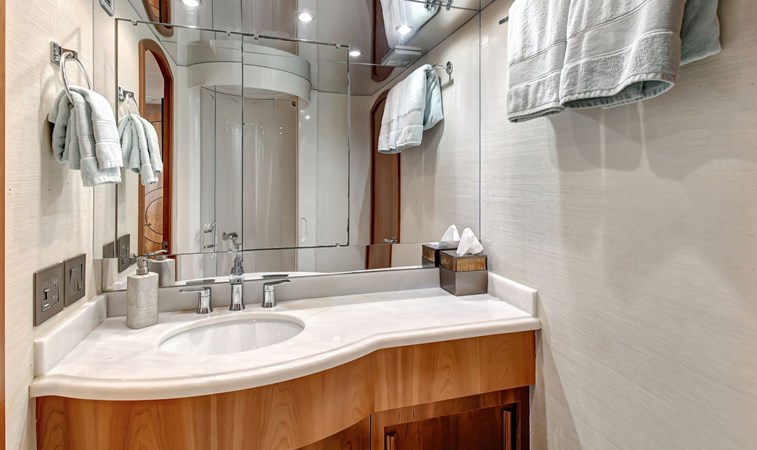 033 Lower Deck Port Guest Head