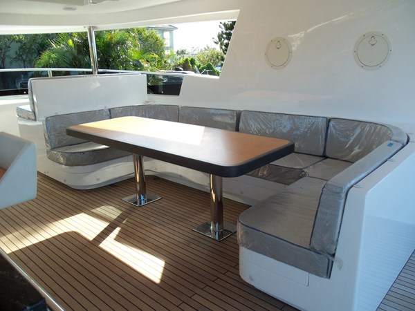 Starboard side settee