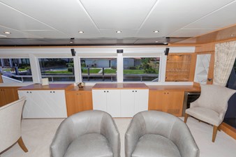Salon looking to starboard