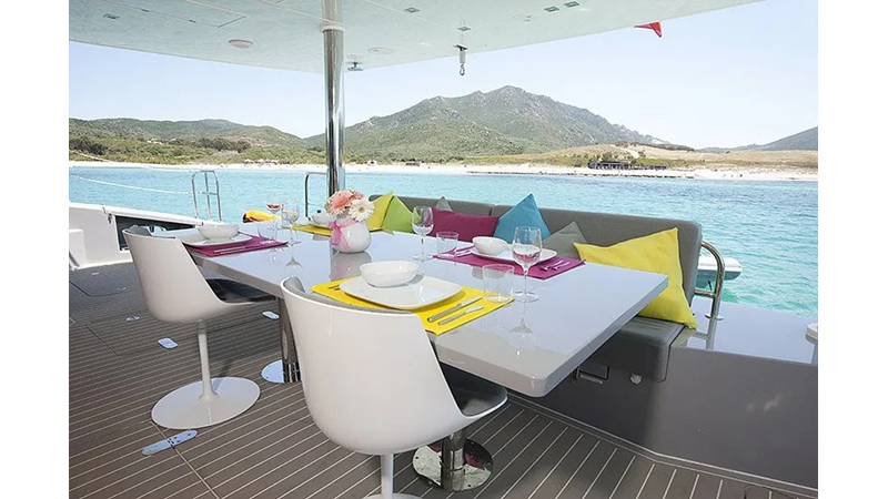 MAVERICK - Sunreef 70 - cockpit table