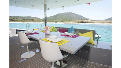 MAVERICK - Sunreef 70 - cockpit table