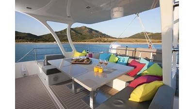 MAVERICK - Sunreef 70 - flybridge table