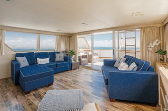 Salon looking to Stbd Aft