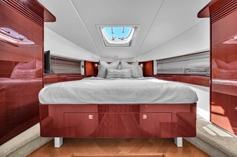 Sea Ray Sundancer 500 _ Interior-13