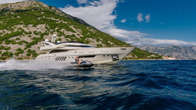 4Yacht_ladymura_Superyacht_IYC_jetski1