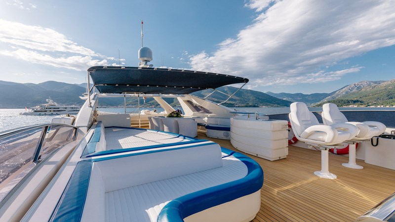 9Yacht_ladymura_Superyacht_IYC_flybridge2