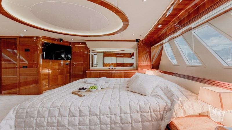 18Yacht_ladymura_Superyacht_IYC_masterbedroom2