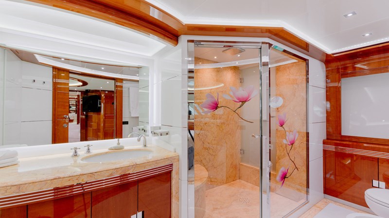 19Yacht_ladymura_Superyacht_IYC_mastercabinensuite