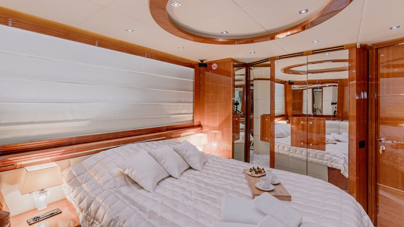 24Yacht_ladymura_Superyacht_IYC_vipcabin2