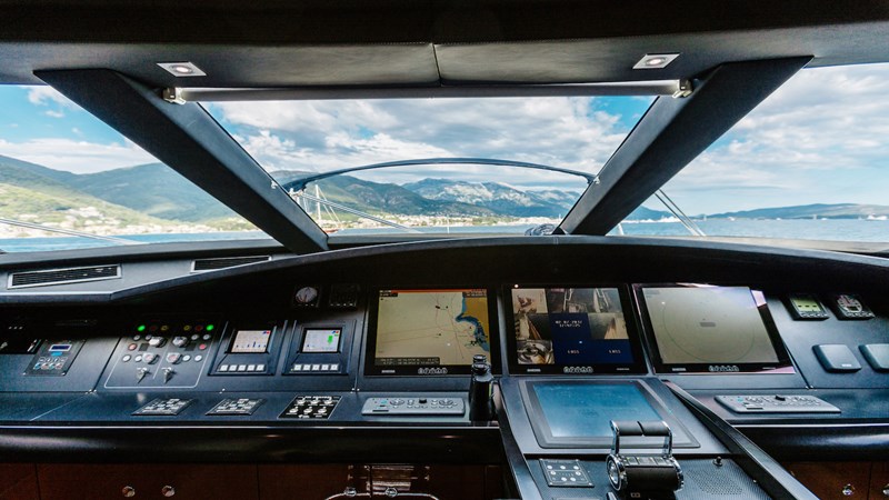25Yacht_ladymura_Superyacht_IYC_navigatingbridge