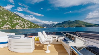 10Yacht_ladymura_Superyacht_IYC_flybridge4