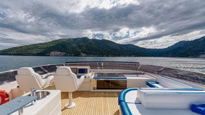 11Yacht_ladymura_Superyacht_IYC_flybridge3