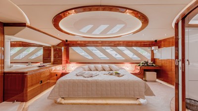 17Yacht_ladymura_Superyacht_IYC_masterbedroom1