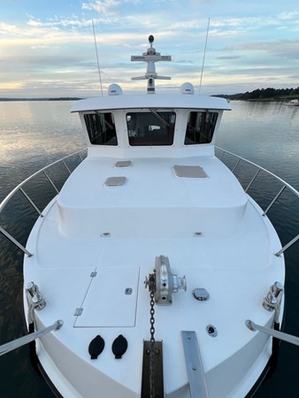 2006 American Tug 41: Bow and Superstructure