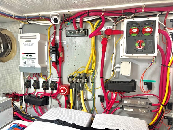 2006 American Tug 41: Charger and Buss Bars