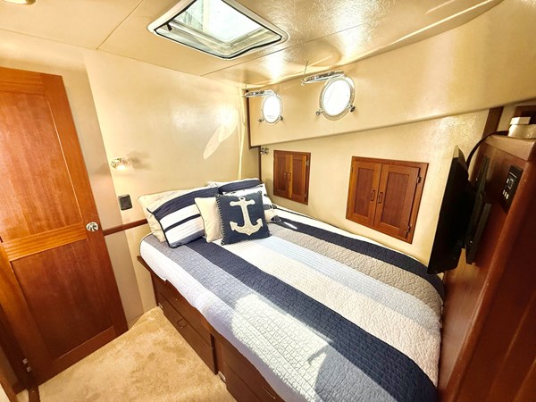 2006 American Tug 41: Guest Cabin Looking Aft