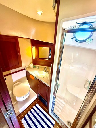 2006 American Tug 41: Guest Head and Shower