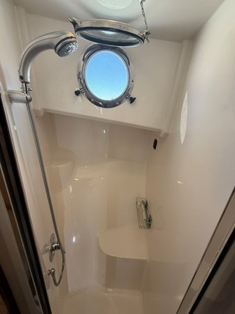 2006 American Tug 41: Guest Shower Stall
