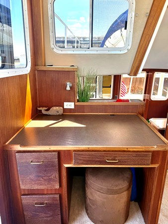 2006 American Tug 41: Pilot House Desk