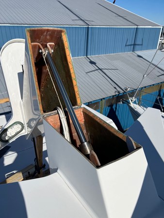 2006 American Tug 41: Push-button Articulating Mast