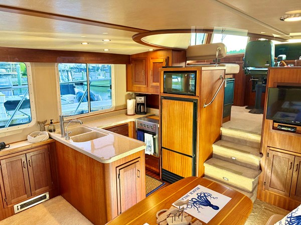 2006 American Tug 41: Salon