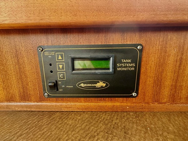 2006 American Tug 41: Tank Monitoring Display