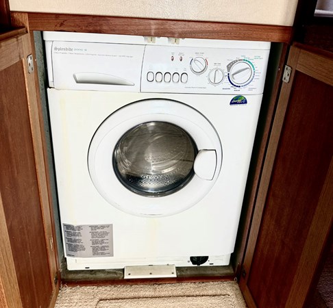 2006 American Tug 41: Washer/Dryer Combo