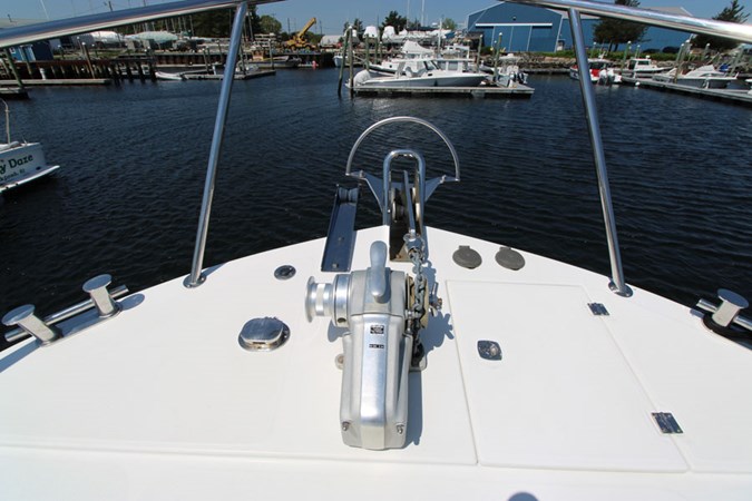 2006 American Tug 41: Windlass and Anchor Roller