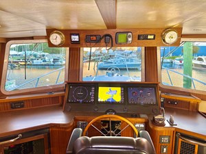 2006 American Tug 41: Helm and Dash
