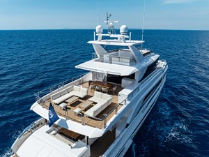 Horizon FD100 Hull 14 large boat deck with ample seating.