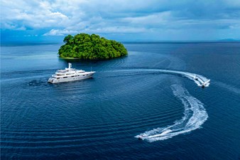 Dream and its two tenders