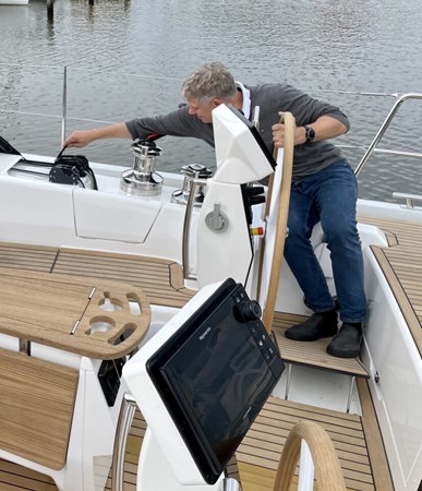 Cockpit-features-02-826x960