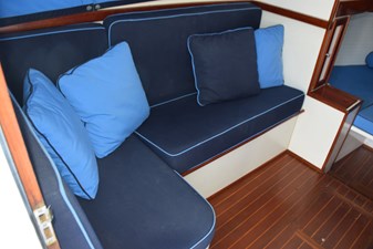 L-shape settee to portside
