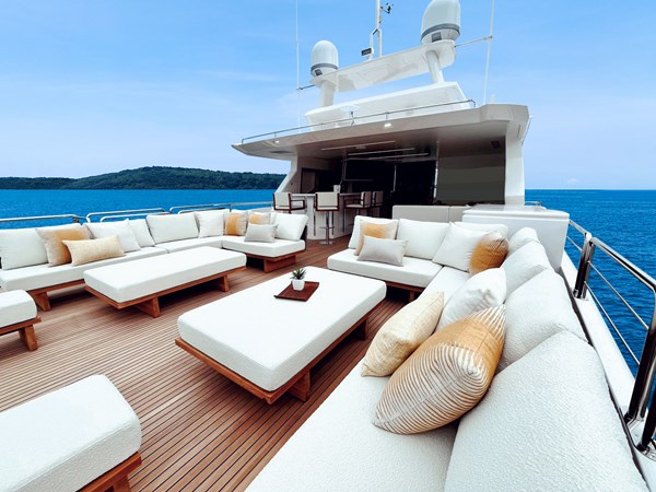 Horizon FD90 Hull 34 Split-use large boat deck with loose loungers and coffee tables.
