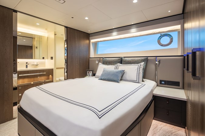 Horizon FD90 Hull 34 port VIP with ensuite and large closet space.