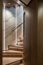 Horizon FD90 Hull 34 feature staircase.