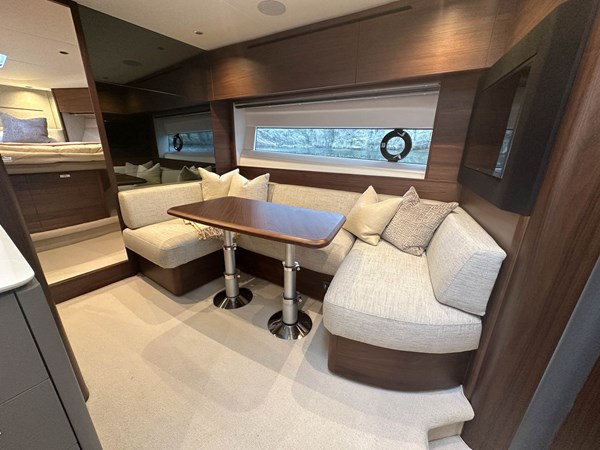 Saloon (convertable to bed)