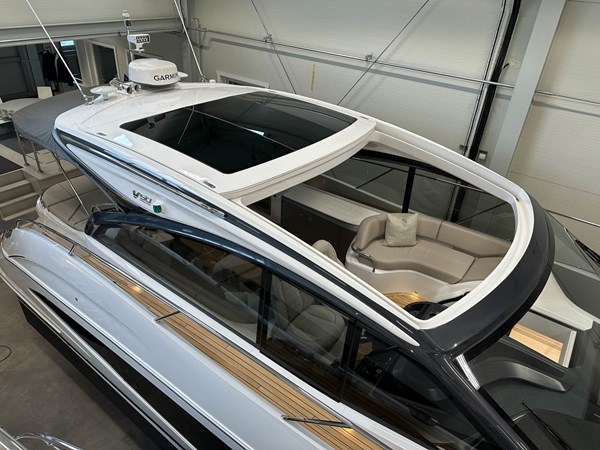 Electric hardtop hatch with glass and blinds