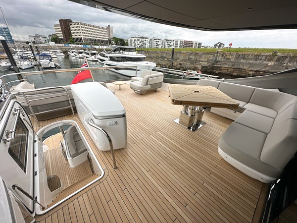 Dining table convertable to Coffee table