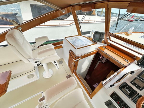 TARA JEANNE, 2000 Morris Wolf Class 44: Companion Seat and Nav Desk