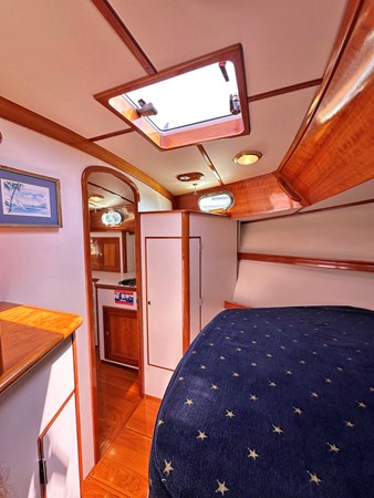 TARA JEANNE, 2000 Morris Wolf Class 44: Forward Cabin