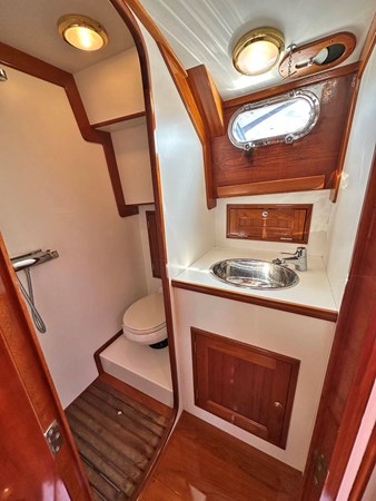 TARA JEANNE, 2000 Morris Wolf Class 44: Head and Shower