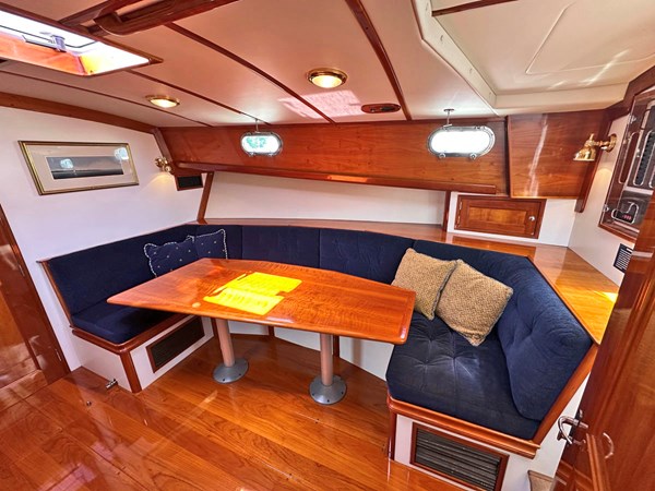 TARA JEANNE, 2000 Morris Wolf Class 44: Salon Table and Settee