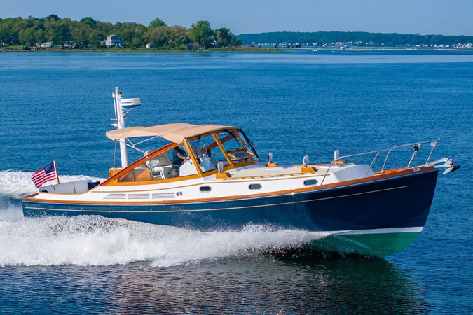 TARA JEANNE, 2000 Morris Wolf Class 44: Beam Underway