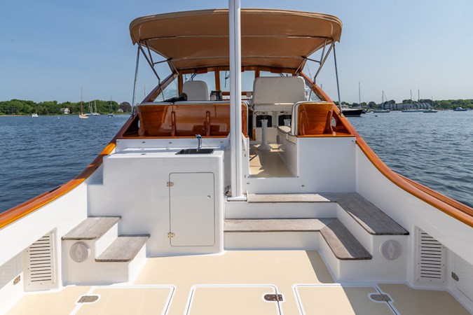 TARA JEANNE, 2000 Morris Wolf Class 44: Cockpit Steps and Wetbar