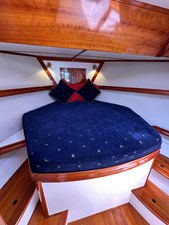 TARA JEANNE, 2000 Morris Wolf Class 44: Forward Cabin Island Berth