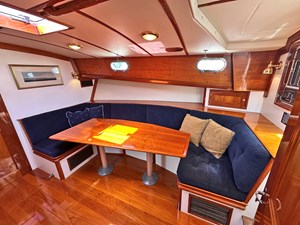 TARA JEANNE, 2000 Morris Wolf Class 44: Salon Table and Settee