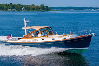 TARA JEANNE, 2000 Morris Wolf Class 44: Beam Underway