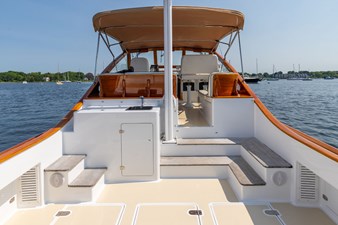 TARA JEANNE, 2000 Morris Wolf Class 44: Cockpit Steps and Wetbar