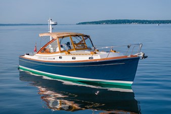 TARA JEANNE, 2000 Morris Wolf Class 44: Stbd Bow at Rest